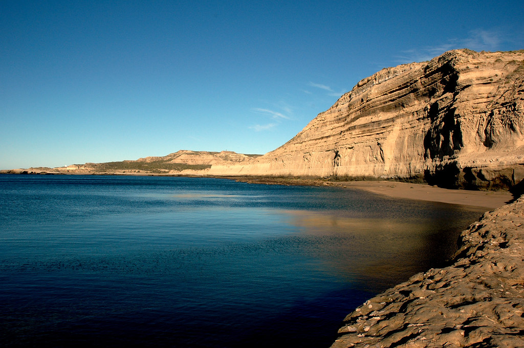 Puerto Pirámides con Punta Pirámides